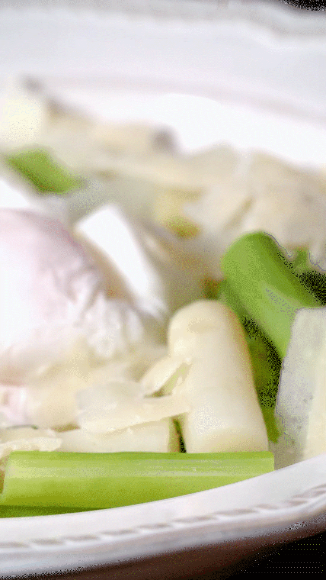 盤中放上蘆筍和雞蛋后，刨上適量干酪
