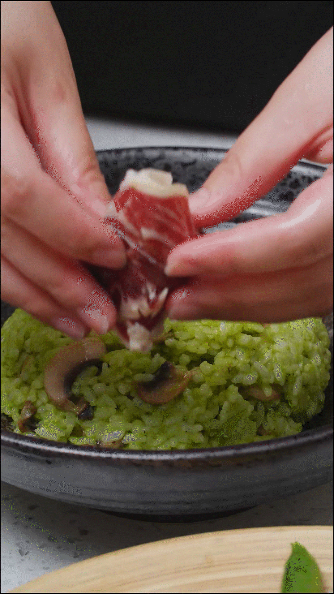 鍋中放入口蘑煎軟后，加一碗煮好的米飯
