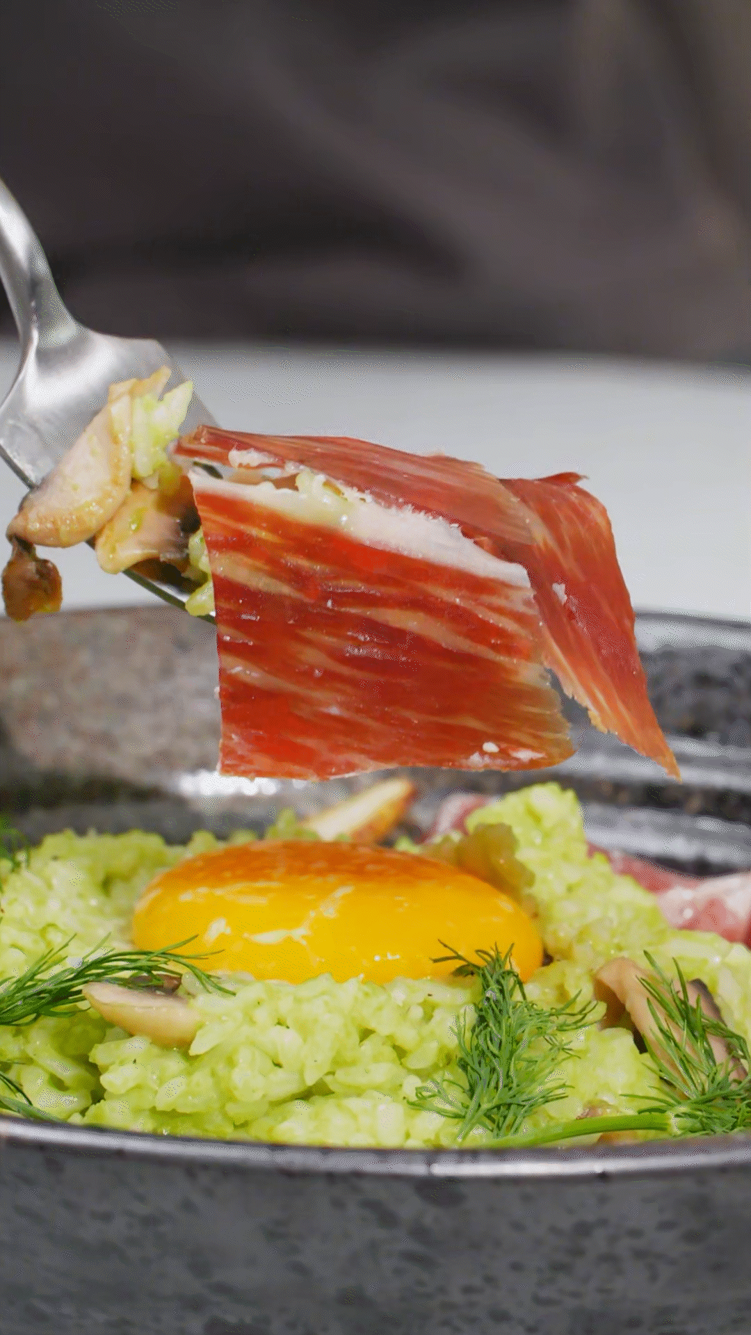 沿著碗邊依次放上：巴瑪火腿、玉米筍、蒔蘿