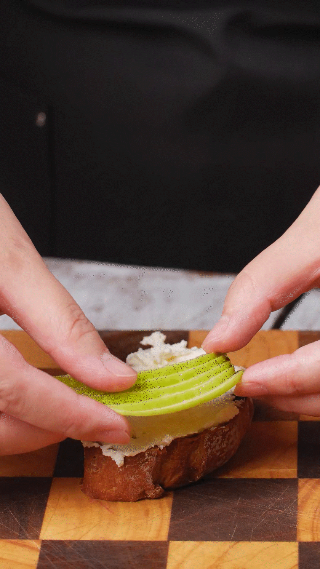 歐包抹上奶酪依次放上：蘋果、梨、藍莓
