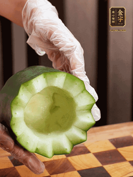 將小冬瓜洗凈，頂端切開去瓜瓤，改刀切口呈鋸齒狀