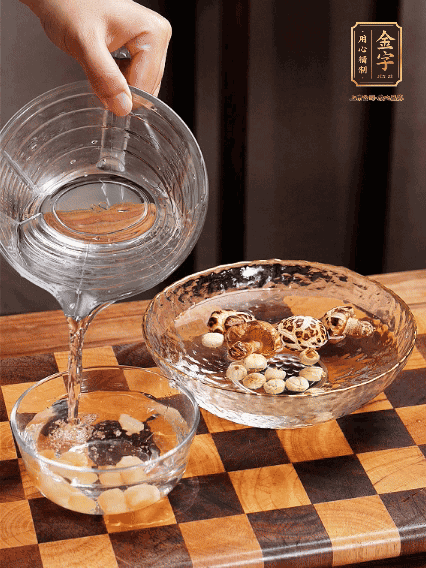 將雞肉、鮑魚、蝦仁焯水，冬菇、蓮子、干貝泡發(fā)