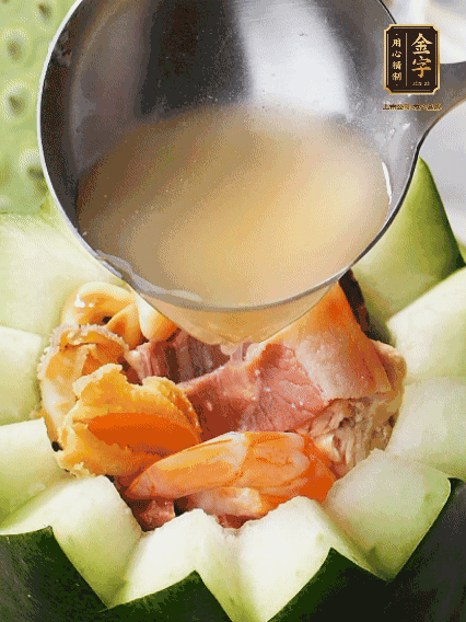 煮好后，盛入冬瓜盅。放入鍋中，可繼續(xù)燉煮，越燉越有味