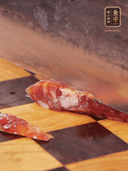 金字金華香腸切片，調制煲仔飯料汁：生抽2勺+蠔油1勺+1勺芝麻油+半勺糖