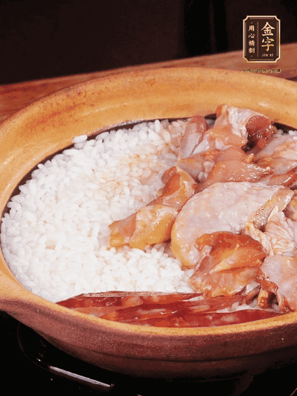 煮到椰子水微微收干轉小火，快速均勻鋪上雞肉、金字香腸