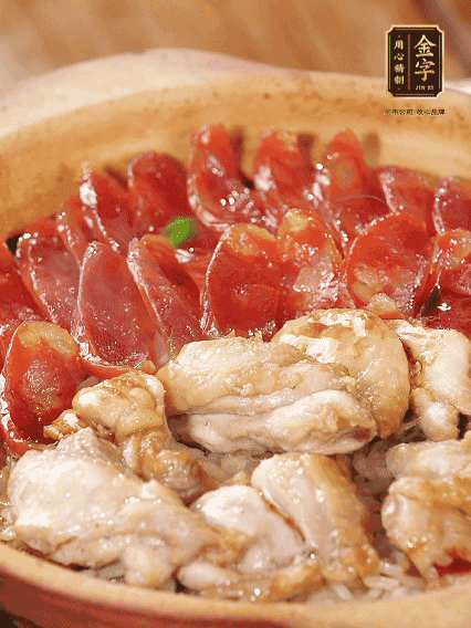 蓋蓋小火燜，沿鍋邊淋一圈油，轉動砂鍋燜4分鐘