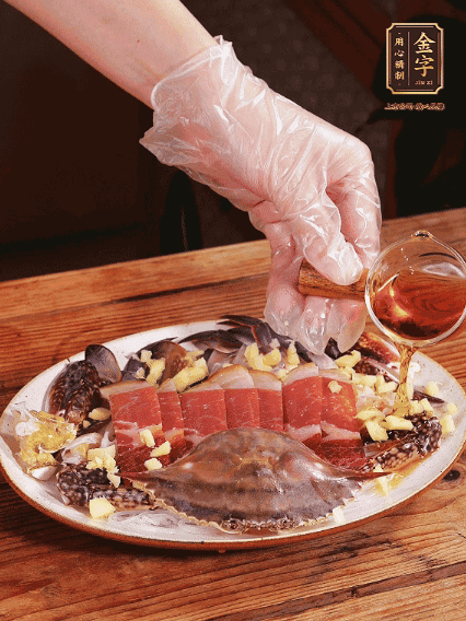 冷水上鍋蒸12分鐘（具體看蟹的大?。詈笕錾鲜[絲、澆上熱油即可