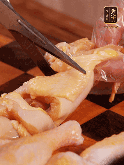 土雞處理干凈，切成大塊，加蔥姜、花雕酒、鹽腌制10分鐘