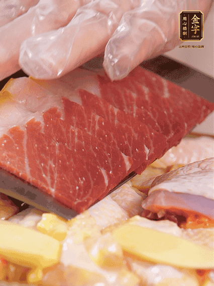 碼上金字火腿片，上鍋蒸足40分鐘