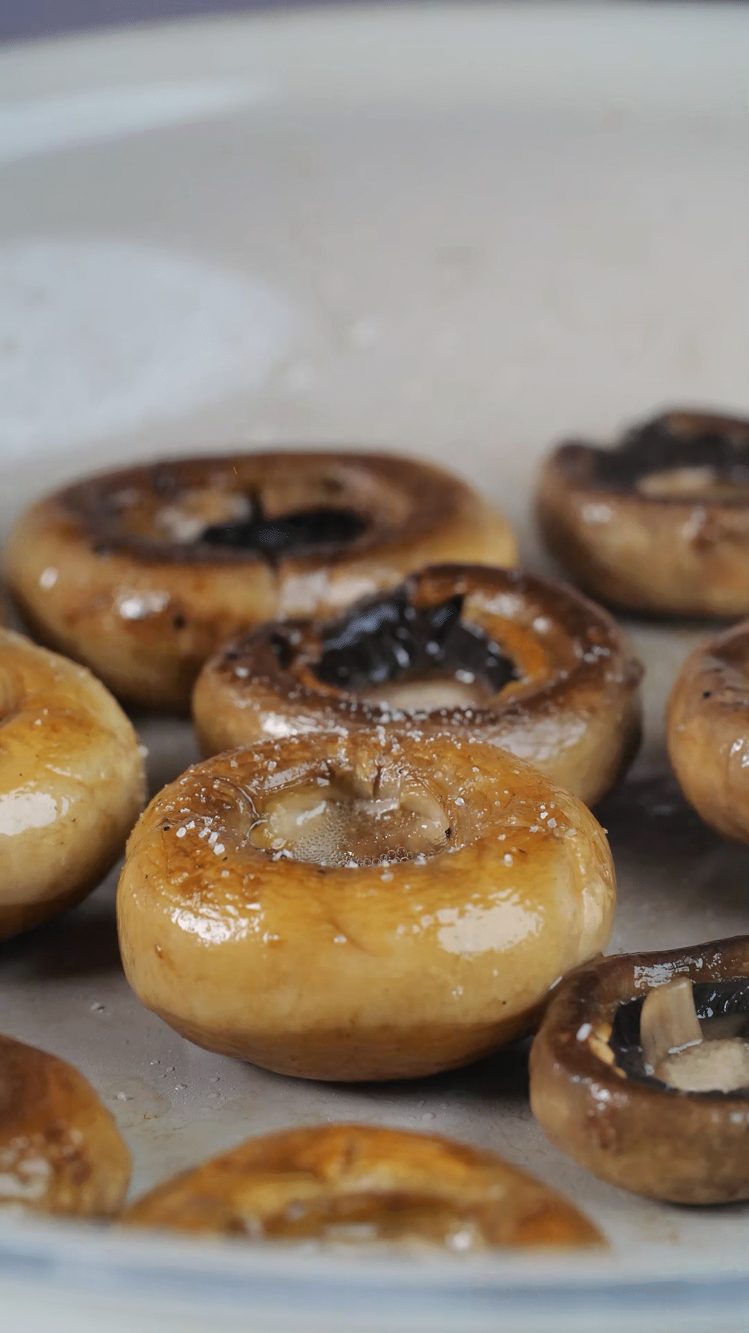 鍋內(nèi)放橄欖油，將口蘑煎至兩面微微焦黃，用黑胡椒海鹽調(diào)味