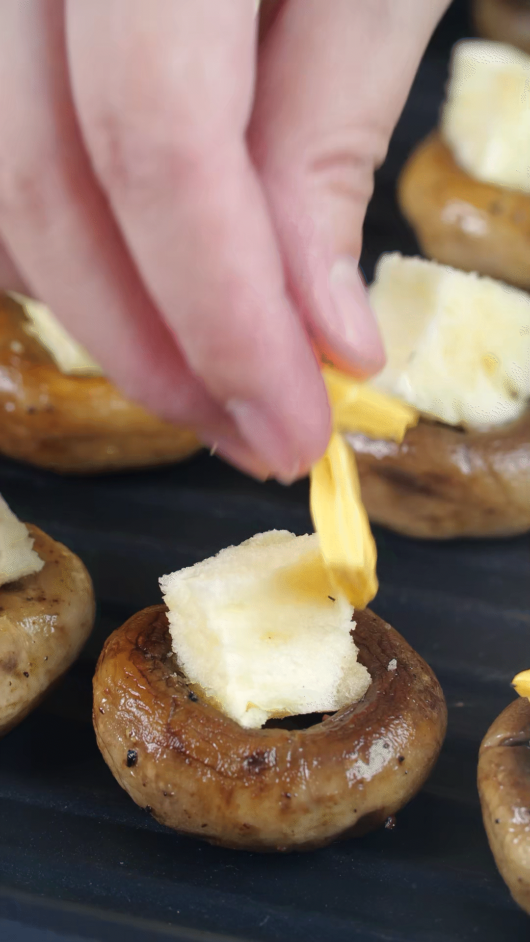 面包切小粒，放入口蘑凹處，蓋上芝士，烤箱180度烤10分鐘