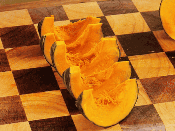 貝貝南瓜去瓤切小塊；干香菇熱水泡發(fā)，切條