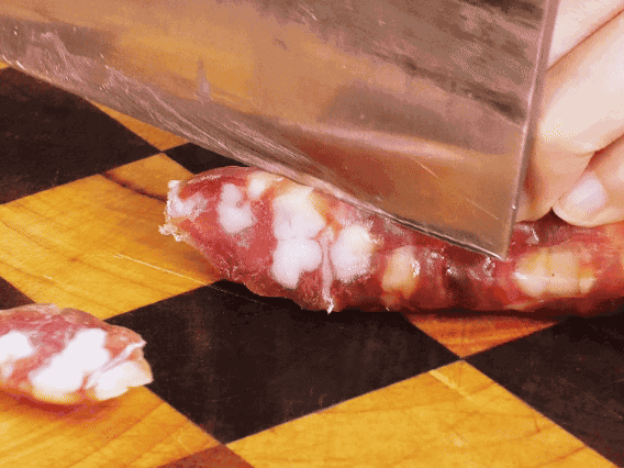 香腸少油煸出香味，下南瓜、板栗、香菇翻炒。2勺生抽、1勺老抽、1勺蠔油、1勺鹽、半勺糖調(diào)味