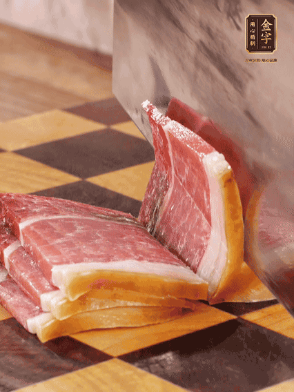 金字火腿切片，溫水浸泡5分鐘；肉皮泡發(fā)，切成小塊。