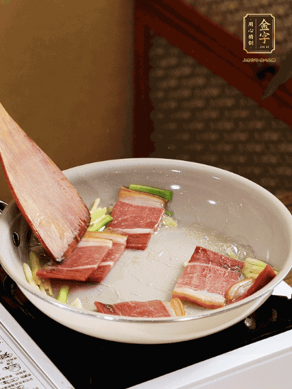 熱油下鍋，火腿、蔥姜蒜煸出香味備用