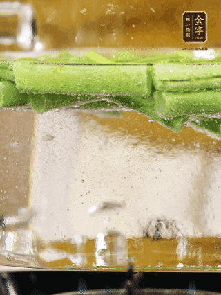 豆角切成段，加油焯水1分鐘