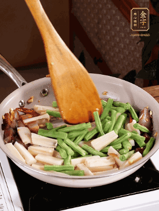 加少許生抽、蠔油、料酒、雞精調(diào)味，少許清水燜2分鐘，炒至豆角皺皮即可