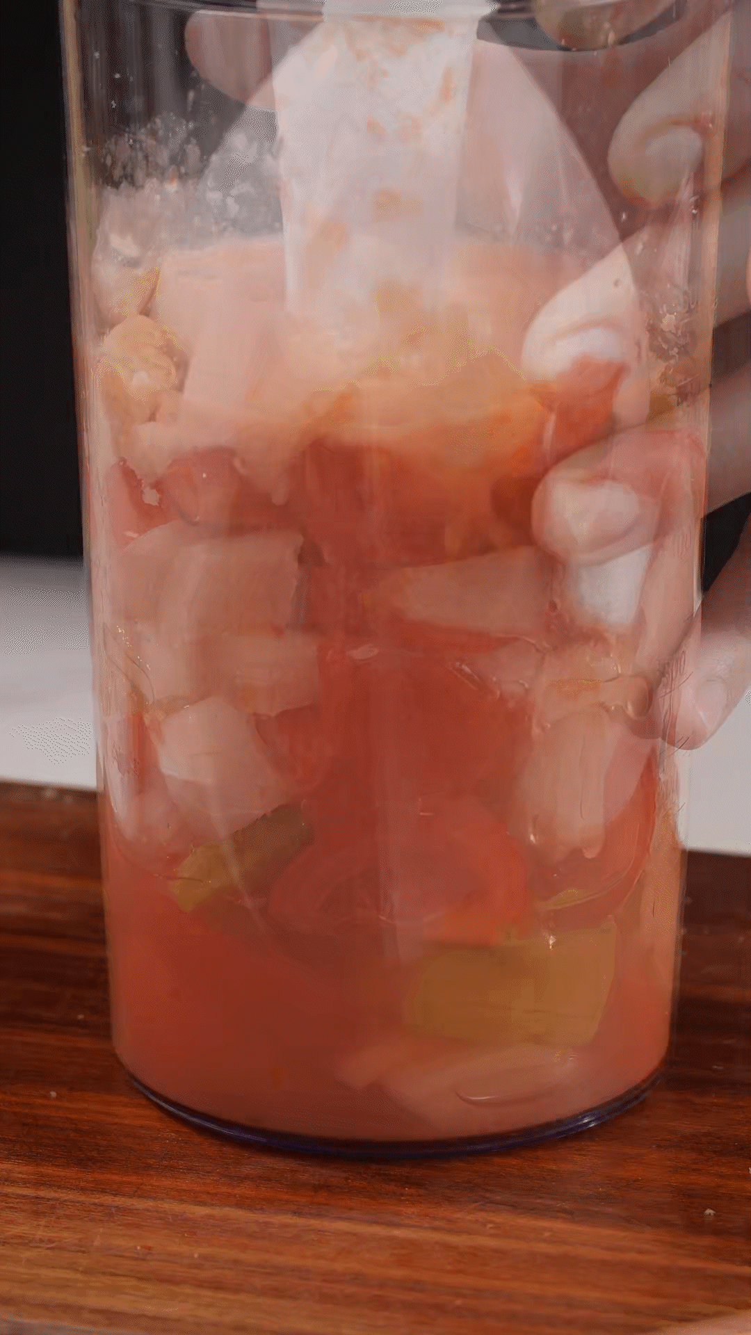 加入水、橄欖油、蘋(píng)果醋