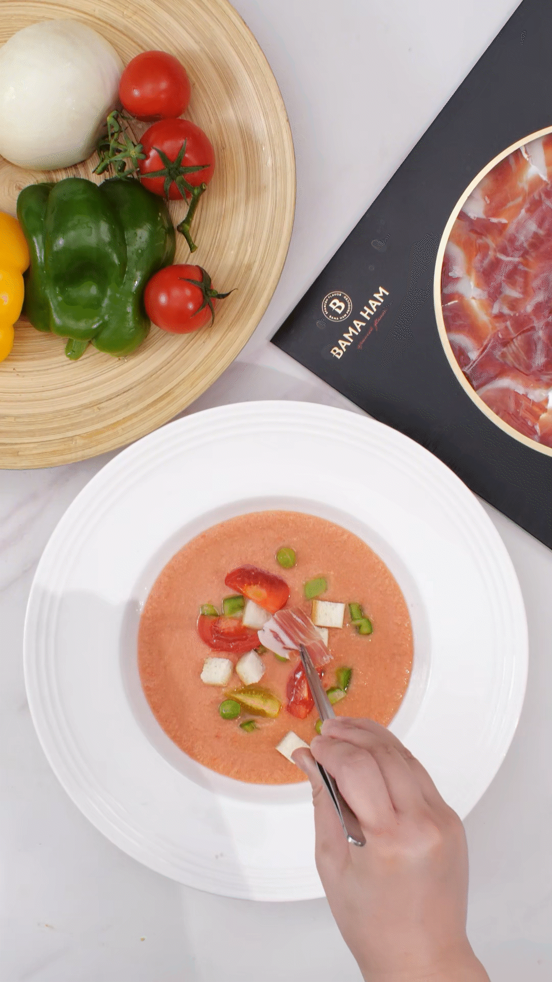 擺盤(pán)時(shí)，加入青豆，面包丁，黃瓜丁，烤面包丁，番茄丁