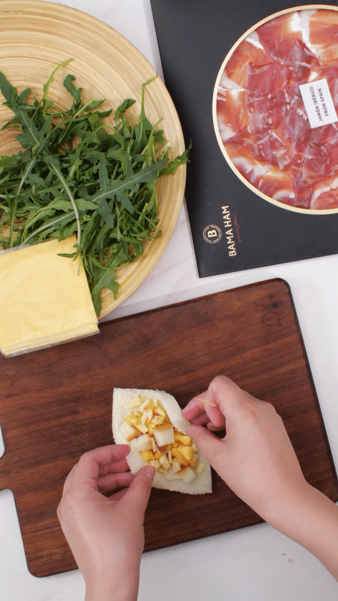放上馬蘇里拉芝士和巴瑪火腿粒

