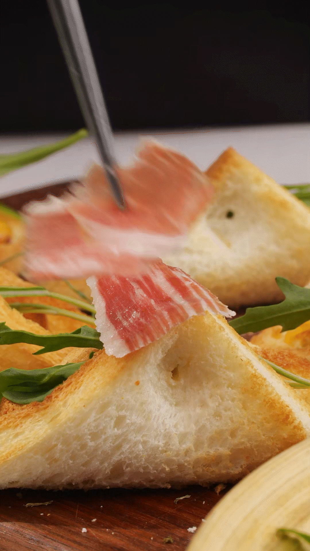 對(duì)折，用牙簽固定
