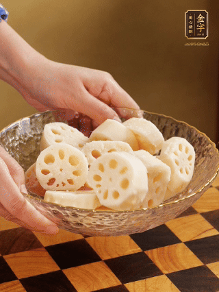 蓮藕洗凈削皮，切大塊，用鹽、糖腌制30分鐘。