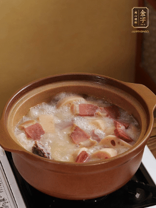 豬油潤鍋，豬骨、姜片煸出油脂香，再依次下開水、蓮藕、火腿，大火燒開