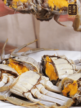 大閘蟹處理干凈，一切兩半。