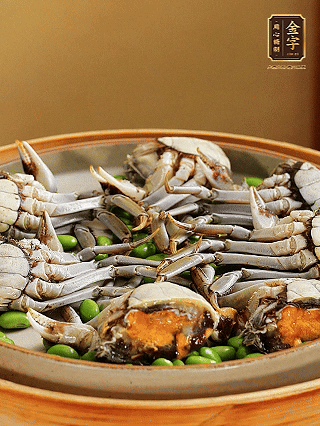 盤底鋪毛豆，依次放大閘蟹、咸肉， 淋一圈料酒、豉油。