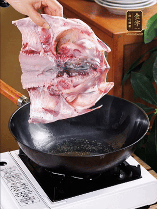 鍋里油燒熱（一半豬油、一半玉米油），放入魚頭，把魚頭煎至少兩面金黃