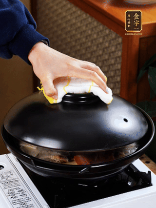 大火燒開，大火煮10~15分鐘。放入切好的豆腐，再煮5分鐘