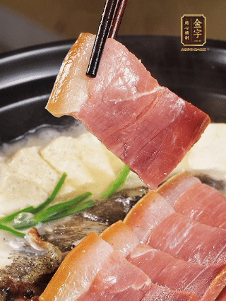 加入一丟丟鹽，撒點(diǎn)胡椒粉，蔥段點(diǎn)綴